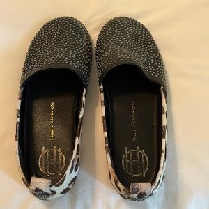House of Harlowe 1960 black leopard studded flats